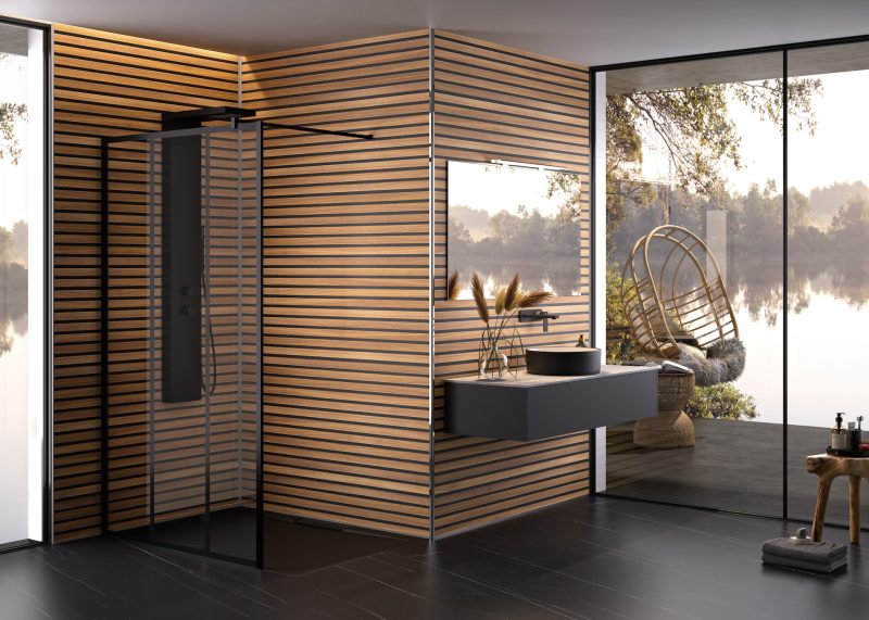 Badkamer met houten muurpanelen